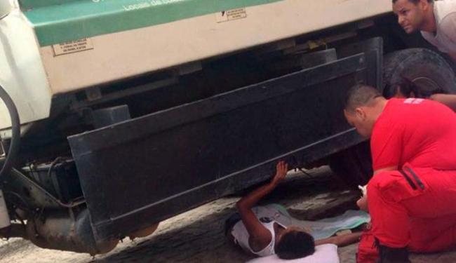 A mulher teve um ferimento grave em uma das pernas (Foto: Voz da Bahia | Sandy Santos)