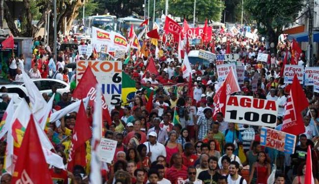 Manifestantes clamam palavras de apoio ao governo e pela democracia (Foto: Lúcio Távora | Ag. A TARDE)