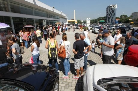 Senhas para tomar a vacina começaram a ser distribuídas às 9 horas e acabaram às 10h45 (Foto: Estadão Conteúdo)