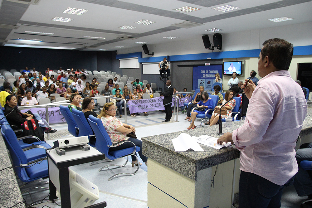 Vereadores vão intermediar negociação entre professores e Executivo