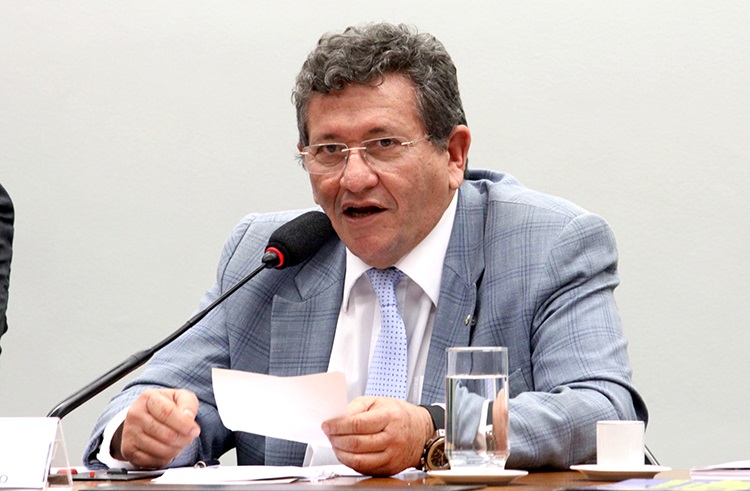 Caetano ignora estimativas de 'congelamento' e mostra ‘simpatia’ nas ruas