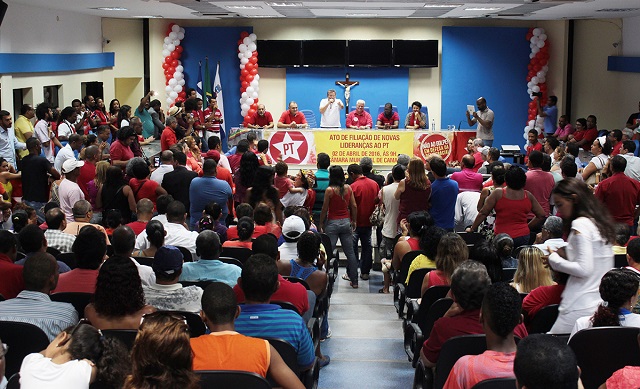 Em evento do PT, Caetano declara que vai governar com o povo