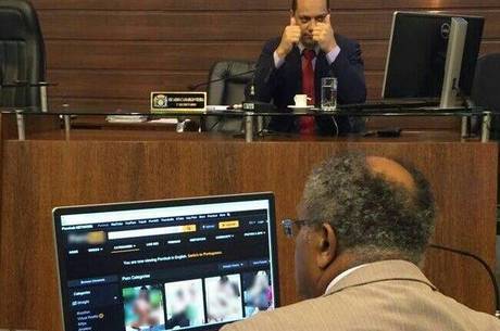 Ele alegou que 'imagem estranha' surgiu em seu computador sem ele acessar (Foto: Reprodução/Facebook)