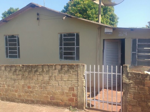 Suspeito ateou fogo em casa, que ficou parcialmente queimada, antes de fugir (Foto: Honorio Silva/RPC)