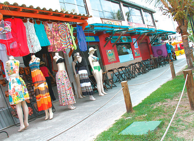 Comércio também amarga prejuízos: loja vazia e restaurante fechado (Foto: Evandro Veiga/CORREIO)