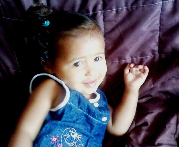 Ana Caroline morreu após ser atingida pelo portão da igreja onde a mãe tinha aula de canto em Feira (Foto: Reprodução/Acorda Cidade)