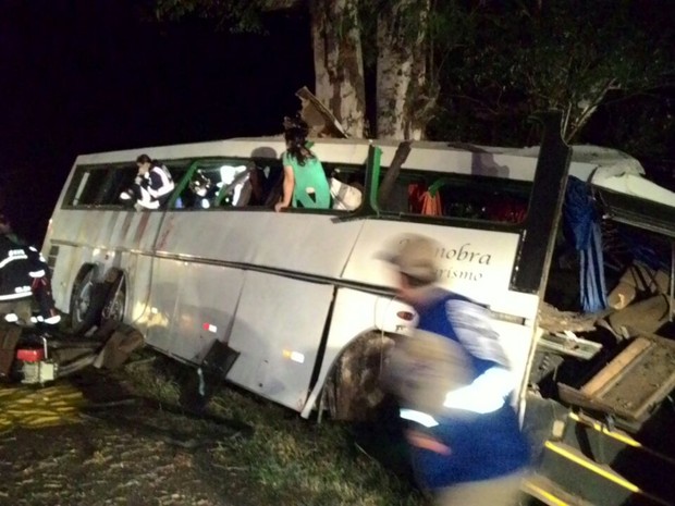 O acidente aconteceu no estado do Paraná. Estima-se que outras 25 pessoas tenham se ferido (Foto: Divulgação/PRF)