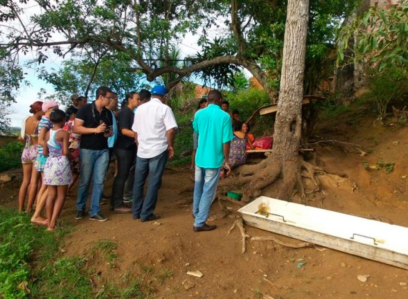 Garota foi encontrada morta perto de casa (Foto: Vermelhinho da Bahia)