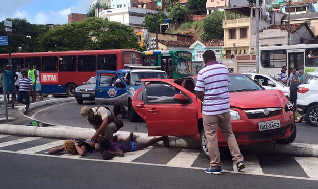 Dupla não conseguiu fugir e foi presa em flagrante pela PM (Foto: Vítor Fonseca/Leitor)