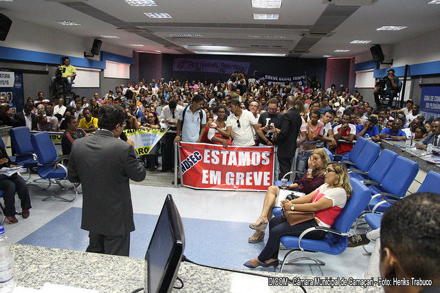 Secretários explicam, mas não convencem professores que continuam em greve