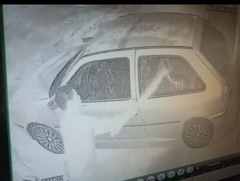Imagens gravadas pelo sistema de monitoramento da empresa mostram o momento em que Renato quebrou o carro que estava estacionado próximo ao portão Imagens gravadas pelo sistema de monitoramento da empresa mostram o momento em que Renato quebrou o carro que estava estacionado próximo ao portão