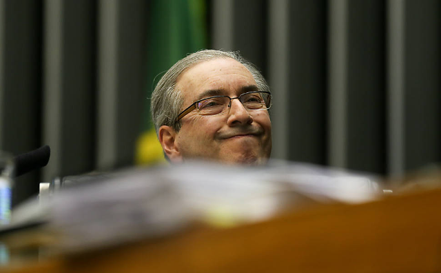 Pressionado, relator deixa de fora acusação de propina contra Cunha