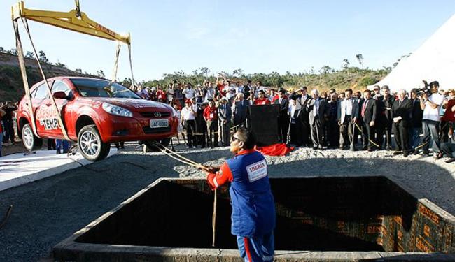 Um veículo modelo J3 foi enterrado no terreno onde a JAC pretendia construir a sua fábrica (Foto: Margarida Neide l Ag. A TARDE l 26.11.2012)