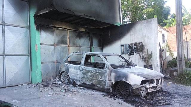 O incêndio destruiu completamente o carro, atingiu fios e padrões de eletricidade, cabos de telefonia, além de danificar a sede de uma empresa que funciona no térreo O incêndio destruiu completamente o carro, atingiu fios e padrões de eletricidade, cabos de telefonia, além de danificar a sede de uma empresa que funciona no térreo