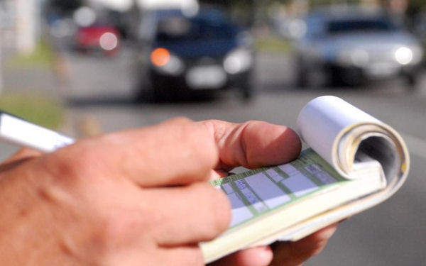 Motorista que dirigir e falar no celular ao mesmo tempo irá pagar R$ 293,47