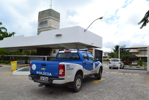 Embasa retira ligações clandestinas de água em condomínio de alto padrão em Guarajuba