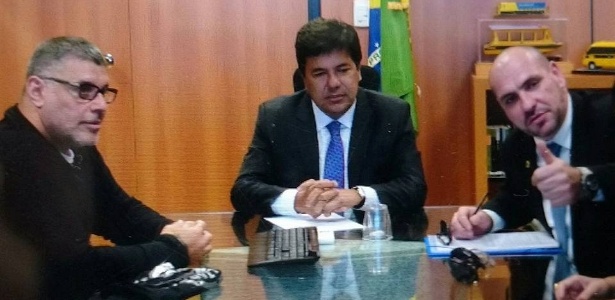O ator Alexandre Frota e Marcello Reis, integrante do grupo Revoltados On Line, posam ao lado ministro da Educação, Mendonça Filho (Foto: Reprodução/Facebook)