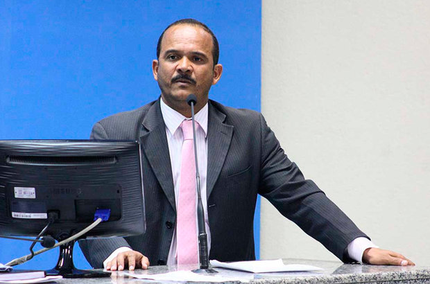 De acordo com a Polícia Civil, o grupo estaria ligado ao vereador e pré-candidato à prefeitura de Camaçari Antônio Elinaldo Araújo da Silva (DEM) (Foto: Hericks Trabuco/Ascom Câmara Municipal de Camaçari)