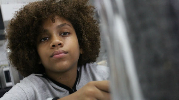 A menina é a única que usa penteado black na turma