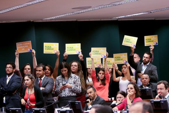 Manifestantes mostram cartazes de Fora, Cunha! durante a votação do relatório do deputado Marcos Rogério (DEM-RO) pela cassação de Eduardo de Cunha (Foto: Wilson Dias/Agência Brasil)