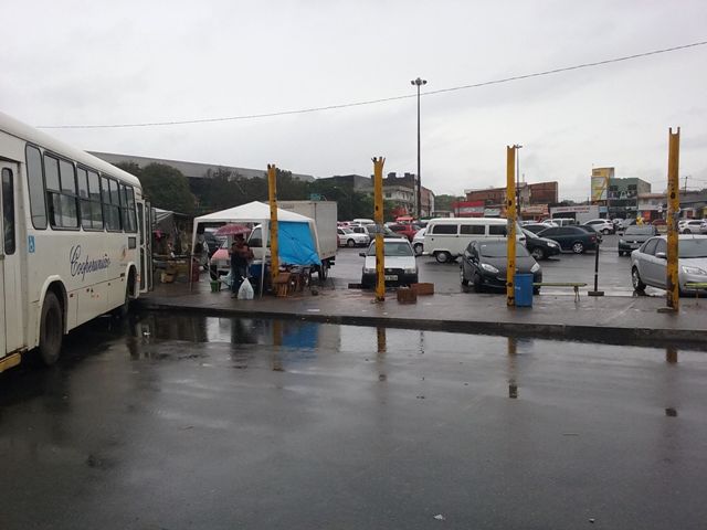 Passageiros com destino à orla ficam expostos a chuva Passageiros com destino à orla ficam expostos a chuva