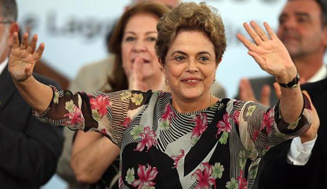 Presidente afastada também participa de ato no estacionamento da Assembleia (Foto: Lúcio Távora | Ag. A TARDE)
