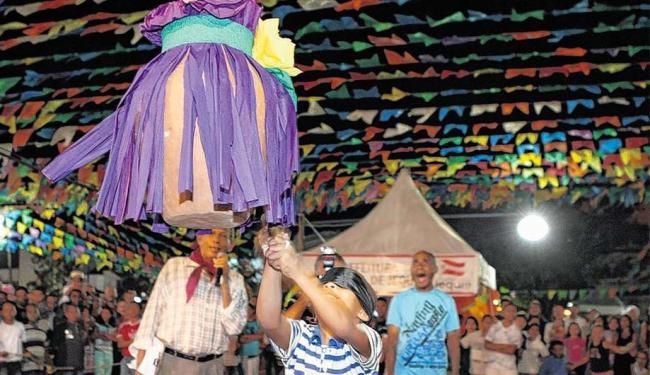 Em Rui Barbosa, uma das cidades mais procuradas, a brincadeira do quebra-pote anima o público (Foto: Vaner Casaes | Ag. A TARDE)