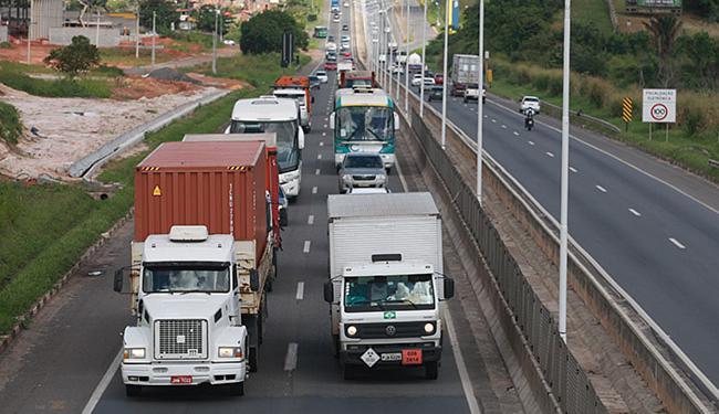 Trechos mais perigosos da BR-324 ficam entre o Acesso Norte e o posto rodoviário de Simões Filho (Foto: Raul Spinassé l Ag. A TARDE)