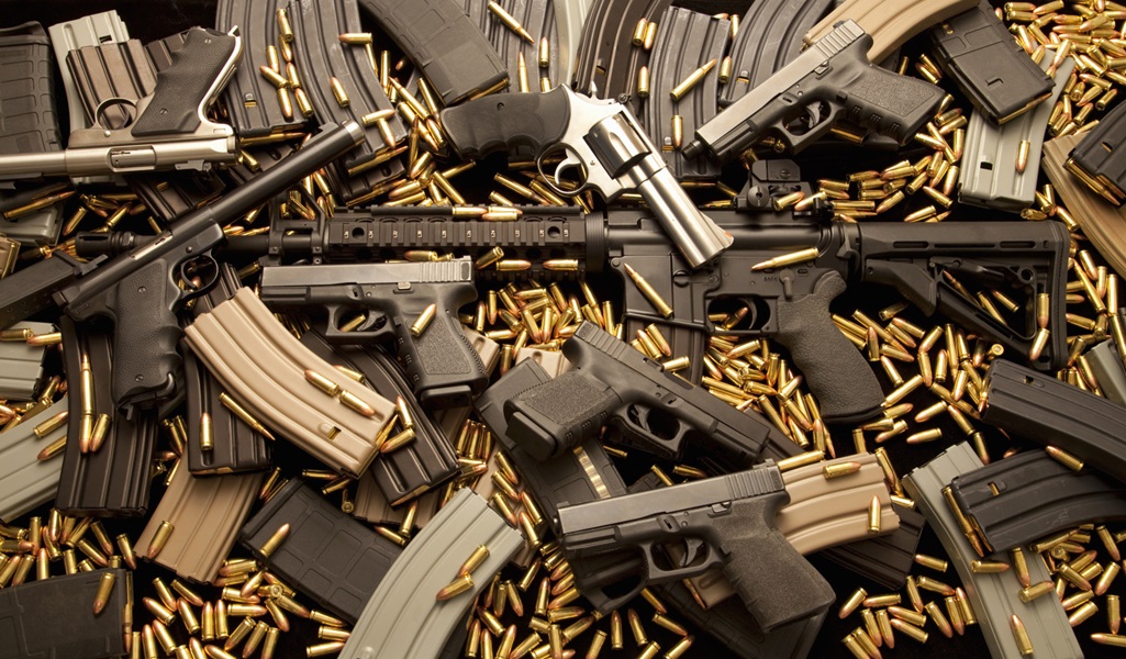 Na lista de ofertas feitas na rede social há revólver, fuzil, cano, silenciador, máquina de recarga e até um kit importado que transforma uma pistola em submetralhadora de uso restrito das forças militares Na lista de ofertas feitas na rede social há revólver, fuzil, cano, silenciador, máquina de recarga e até um kit importado que transforma uma pistola em submetralhadora de uso restrito das forças militares