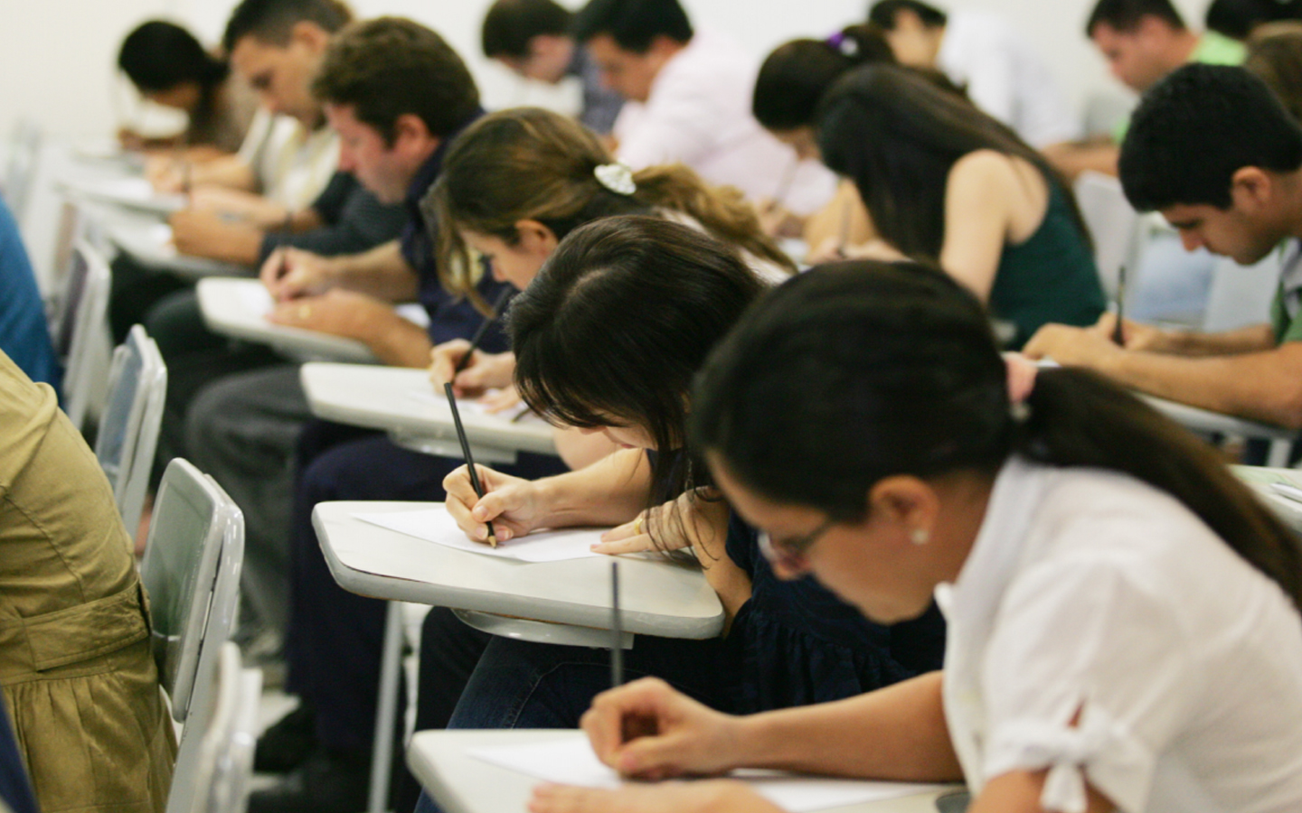 Os salários chegam até R$ 12 mil Os salários chegam até R$ 12 mil