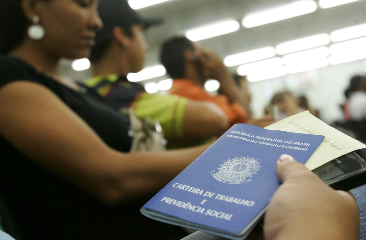 Segundo a Superintendência Regional do Trabalho e Emprego (SRTE), o motivo é a implantação da nova versão do sistema de emissão da carteiras pelo Ministério do Trabalho Segundo a Superintendência Regional do Trabalho e Emprego (SRTE), o motivo é a implantação da nova versão do sistema de emissão da carteiras pelo Ministério do Trabalho