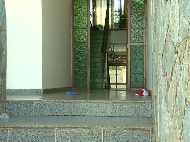 Peritos estiveram na residência da família após o crime (Foto: Reprodução/EPTV)