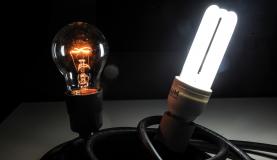 Enquanto uma lâmpada incandescente de 60 watts custava em média R$ 2,90, uma equivalente de LED custa em torno de R$ 8,90.