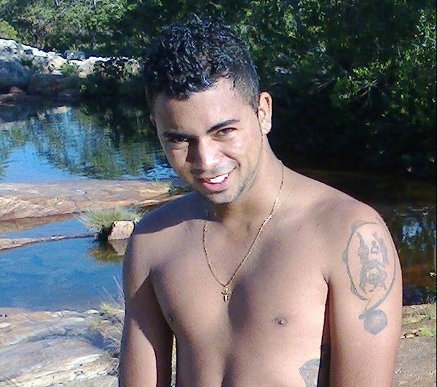 Jacson estava com o amigo no bar quando foi atingido por um tiro na madrugada desta segunda (20) (Foto: Reprodução/Facebook)