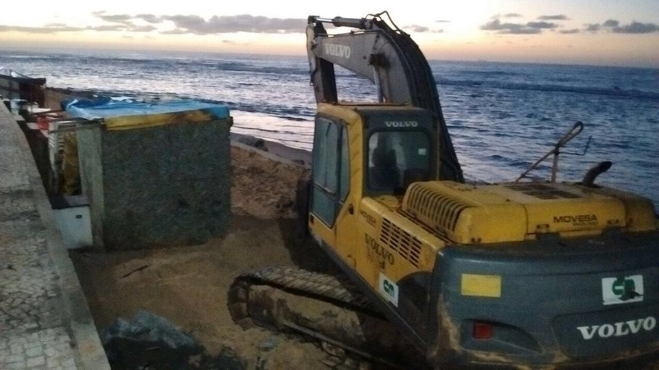Agora, no período de inverno, quem está com problemas de mobilidade são as máquinas que realizam o enrocamento e revitalização ao longo da Avenida Beira Mar que tem que fazer 'malabarismos', para executar seu trabalho