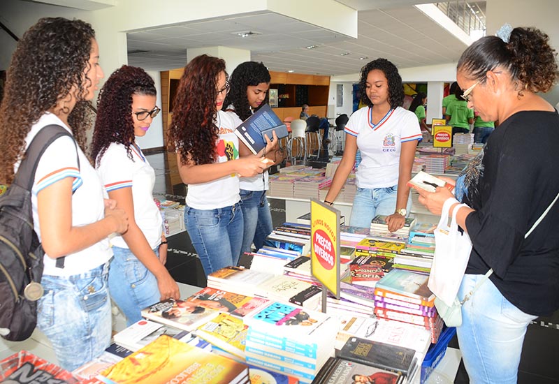 Feira de Livros acontece no Foyer da Cidade do Saber (Foto: Aristeu Chagas)