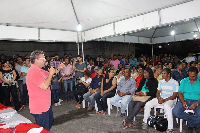 Em diálogo com a comunidade do bairro Alto da Cruz, Caetano apresentou uma alternativa para retomar o desenvolvimento do município