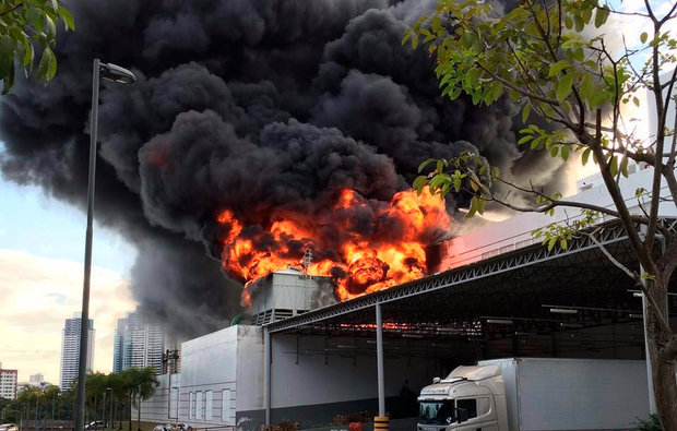 O Corpo de Bombeiros foi chamado para conter as chamas