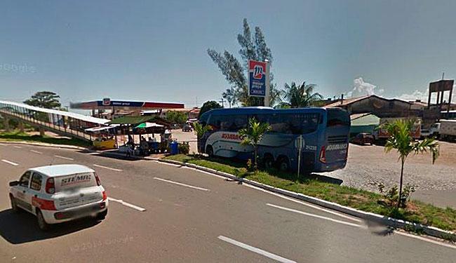 Veículo estava estacionado em posto de gasolina na entrada de Barra de Pojuca (Foto: Reprodução | Google Street View)