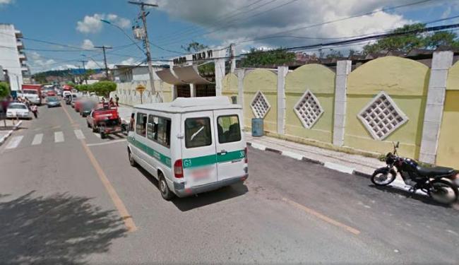 Bomba foi deixada em sala vazia na escola, no centro de Candeias (Foto: Reprodução | Google Maps)