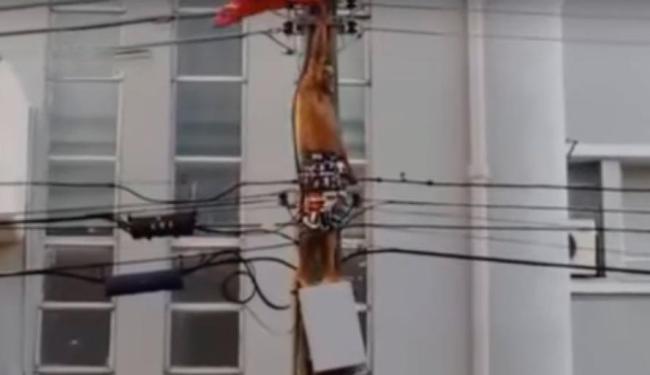 Rapaz subiu em poste minutos antes de discurso de Dilma (Foto: Reprodução | Youtube)