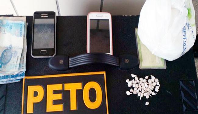 Polícia apreendeu 46 pedras de crack, celulares, dinheiro e rolo de fio de energia na casa do casal (Foto: Reprodução | Teixeira News)