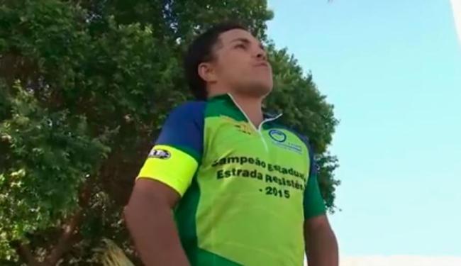 Ulberte ganhou o equipamento adaptado há três meses durante a Copa Rio (Foto: Reprodução | TV Bahia)
