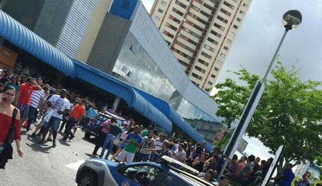 Estudantes se aglomeravam na porta da instituição (Foto: Reprodução | Blog do Enem)
