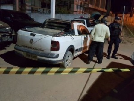 O corpo do rapaz foi deixado na frente de delegacia pela mulher do assassino (Foto: Thainá Mariani/Rondônia Vip/Reprodução)
