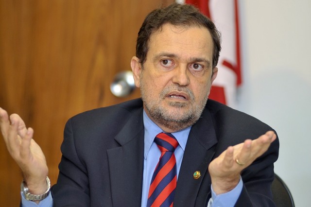 Secretário Walter Pinheiro explica demissão de três mil terceirizados da Educação