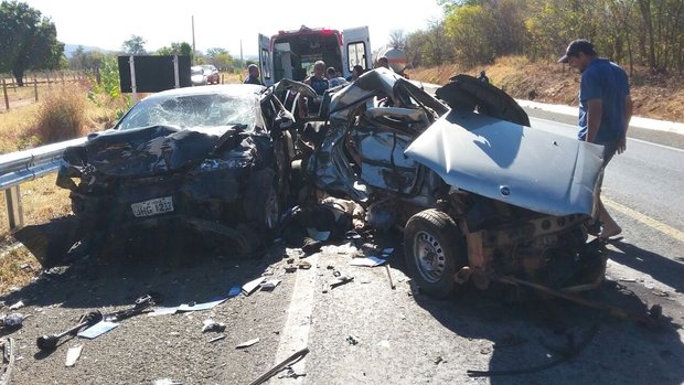 Segundo a Polícia Rodoviária Federal (PRF), pelo menos três pessoas ficaram feridas na batida (Foto: Jadiel Luiz/Blog do Sigi Vilares)