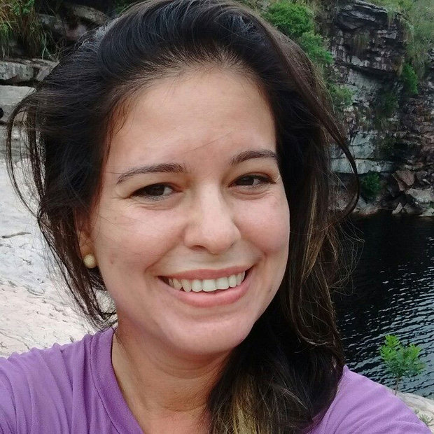 A educadora tinha 35 anos, e deixa um filho adolescente. Vítima foi encontrada morta após denúncia de vizinha