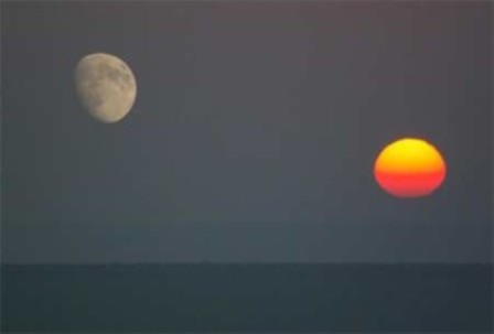 Para os pesquisadores do estudo, esses tremores de terra parecem ser desencadeados pela gravitação, que 'comprime e estica' a crosta da Terra Para os pesquisadores do estudo, esses tremores de terra parecem ser desencadeados pela gravitação, que 'comprime e estica' a crosta da Terra