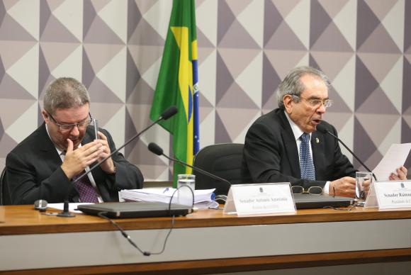 O relator Antonio Anastasia e o presidente da Comissão do Impeachment, Raimundo Lira, durante sessão para discutir relatório sobre processo de impeachment da presidenta afastada Dilma Rousseff (Foto: Antonio Cruz/Agência Brasil)